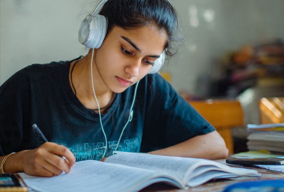 सस्ता इंटरनेट और क्षेत्रीय भाषाएं ऑडियोबुक्स को सुलभ बनाती हैं